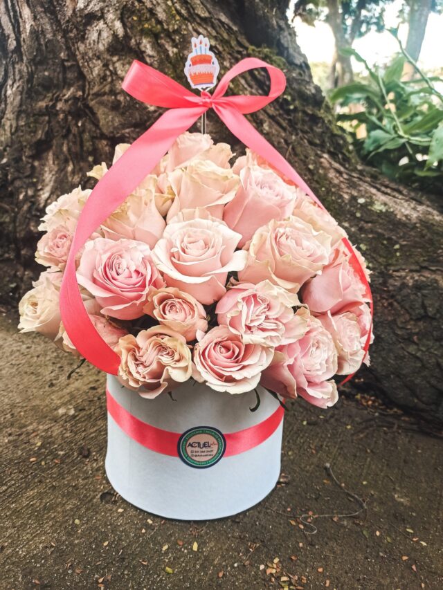 Arreglo Floral Cilindro Luxus de 36 rosas