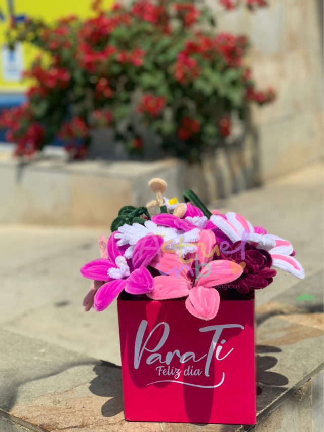 caja de lujo con flores hechas a mano en cali